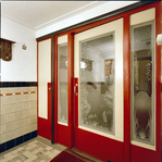Deuren vestibule met geëtst glas, nummer 4.
              <br/>
              A.J. van der Wal (RCE), 1994